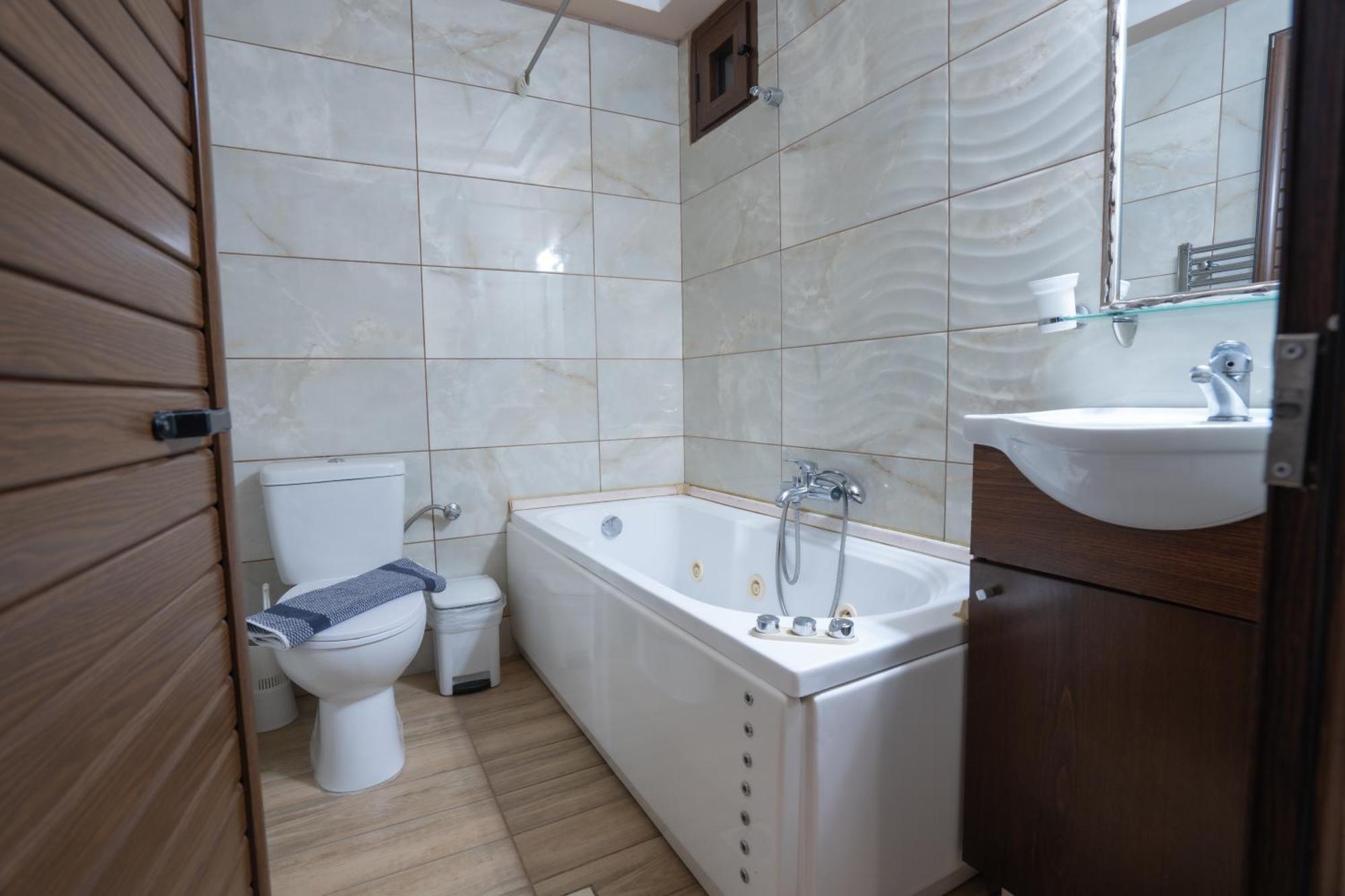 Kallinikos Guesthouse Káto Loutrákion المظهر الخارجي الصورة